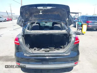 2018 Ford Focus SE z VIN 1FADP3FE9JL303933, wystawiony jako IAAI lot #42530171 z przebiegiem Nie podano mil oraz . Historia ofert i sprzedaży dostępna na DreamBid. Obrazek 15.