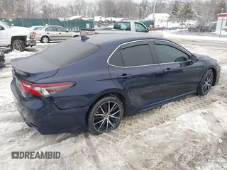 2022 Toyota Camry SE with VIN 4T1G11AK2NU636108, listed as a IAAI auction lot 41541397 with 58,042 mi miles and . Bid and sale history available at carsss.com. Image 4.