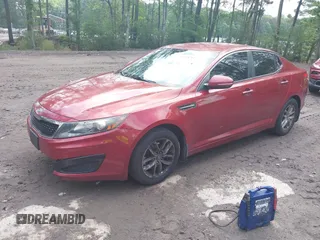 2011 Kia Optima LX z VIN KNAGM4A76B5137923, wystawiony jako IAAI lot #42268782 z przebiegiem 181 694 mil mil oraz . Historia ofert i sprzedaży dostępna na DreamBid. Obrazek 2.