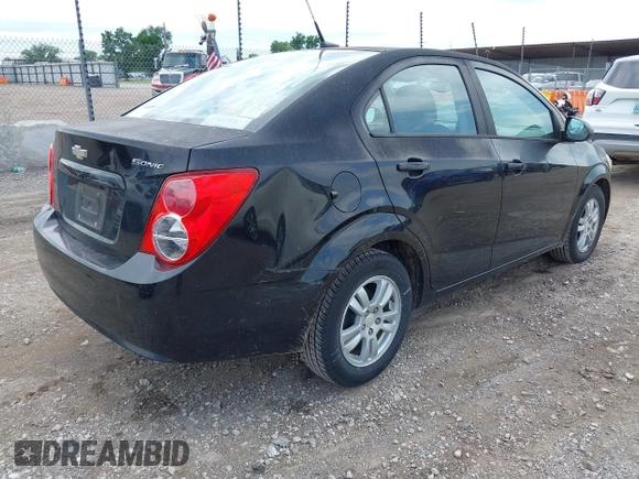 2012 Chevrolet Sonic LS z VIN 1G1JA5SH8C4218047, wystawiony jako IAAI lot #42338548 z przebiegiem 97 348 mil mil oraz . Historia ofert i sprzedaży dostępna na DreamBid. Obrazek 4.