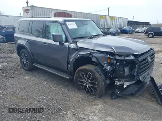 2025 Lexus GX 550 Premium z VIN JTJTBCDX4S5039077, wystawiony jako IAAI lot #42065920 z przebiegiem 9 594 mil mil oraz . Historia ofert i sprzedaży dostępna na DreamBid. Obrazek 1.