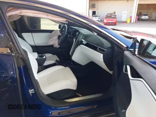2017 Tesla Model S 100D z VIN 5YJSA1E21HF190815, wystawiony jako IAAI lot #42422004 z przebiegiem 99 938 mil mil oraz . Historia ofert i sprzedaży dostępna na DreamBid. Obrazek 5.
