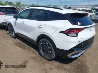 2025 Kia Sportage SX-Prestige z VIN 5XYK53DF8SG295372, wystawiony jako IAAI lot #42279567 z przebiegiem 1 367 mil mil oraz . Historia ofert i sprzedaży dostępna na DreamBid. Obrazek 3.