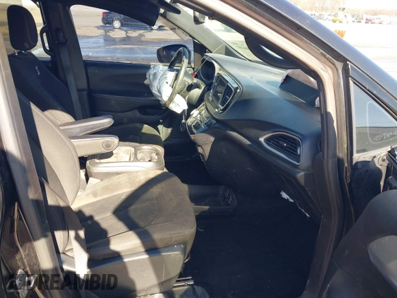 2020 Chrysler Pacifica Touring with VIN 2C4RC1FG8LR150540, listed as a IAAI auction lot 41506101 with 152,046 mi miles and . Bid and sale history available at DreamBid. Image 5.