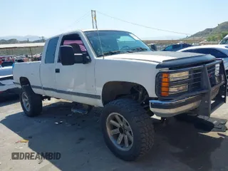 1992 GMC Sierra 2500 z VIN 2GTFK29KXN1529102, wystawiony jako IAAI lot #41980632 z przebiegiem 181 149 mil mil oraz . Historia ofert i sprzedaży dostępna na DreamBid. Obrazek 1.