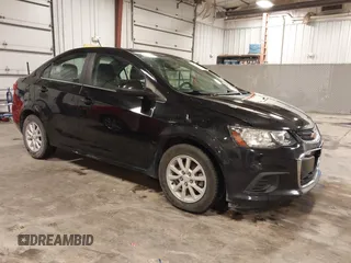 2018 Chevrolet Sonic LT z VIN 1G1JD5SB1J4103385, wystawiony jako IAAI lot #41793283 z przebiegiem 96 083 mil mil oraz . Historia ofert i sprzedaży dostępna na DreamBid. Obrazek 1.