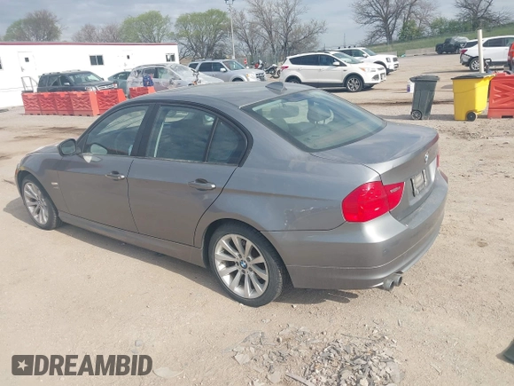2011 BMW 3 Series 328i xDrive z VIN WBAPK5C52BF123454, wystawiony jako IAAI lot #42108474 z przebiegiem 111 165 mil mil oraz . Historia ofert i sprzedaży dostępna na DreamBid. Obrazek 3.
