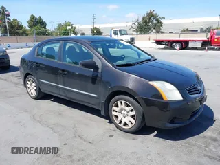2010 Nissan Sentra 2.0 z VIN 3N1AB6AP5AL696567, wystawiony jako IAAI lot #42555567 z przebiegiem 172 852 mil mil oraz . Historia ofert i sprzedaży dostępna na DreamBid. Obrazek 1.