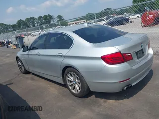 2013 BMW 5 Series 528i xDrive z VIN WBAXH5C51DDW16832, wystawiony jako IAAI lot #42428437 z przebiegiem 209 305 mil mil oraz . Historia ofert i sprzedaży dostępna na DreamBid. Obrazek 3.