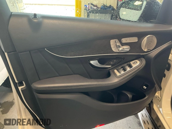 2021 Mercedes-Benz GLC 300 z VIN W1N0G8EB1MV300510, wystawiony jako IAAI lot #41970630 z przebiegiem 40 722 mil mil oraz . Historia ofert i sprzedaży dostępna na DreamBid. Obrazek 12.