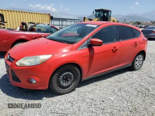 2012 Ford Focus SE z VIN 1FAHP3K25CL274964, wystawiony jako Copart lot #56996335 z przebiegiem 259 781 mil mil oraz Czysty tytuł • Clean title. Historia ofert i sprzedaży dostępna na DreamBid. Obrazek 1.