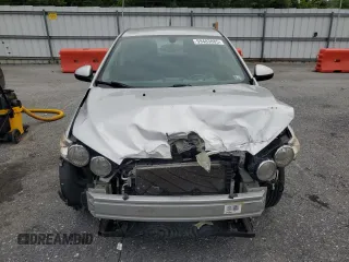 2014 Chevrolet Sonic LT z VIN 1G1JC5SH1E4243983, wystawiony jako Copart lot #59483085 z przebiegiem 106 345 mil mil oraz Szkoda całkowita • Salvage title. Historia ofert i sprzedaży dostępna na DreamBid. Obrazek 5.
