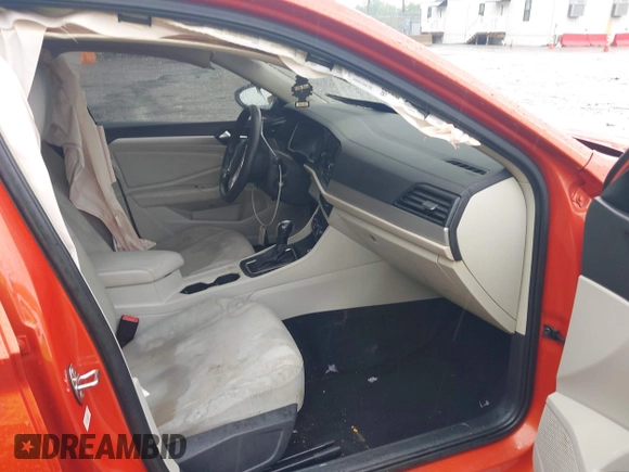2019 Volkswagen Jetta S z VIN 3VWCB7BU8KM232522, wystawiony jako IAAI lot #42256559 z przebiegiem 118 141 mil mil oraz . Historia ofert i sprzedaży dostępna na DreamBid. Obrazek 5.