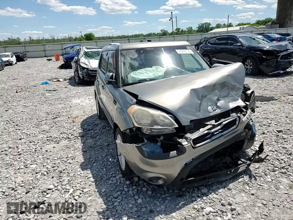 2013 Kia Soul + z VIN KNDJT2A66D7620732, wystawiony jako Copart lot #55578195 z przebiegiem 143 092 mil mil oraz Szkoda całkowita • Salvage title. Historia ofert i sprzedaży dostępna na DreamBid. Obrazek 13.