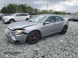 2014 Chrysler 200 Touring z VIN 1C3CCBBB7EN179005, wystawiony jako Copart lot #52879495 z przebiegiem 159 072 mil mil oraz Szkody całkowita. Historia ofert i sprzedaży dostępna na DreamBid. Obrazek 1.