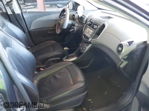 2016 Chevrolet Sonic LTZ z VIN 1G1JE5SB6G4160588, wystawiony jako IAAI lot #41843199 z przebiegiem 176 581 mil mil oraz . Historia ofert i sprzedaży dostępna na DreamBid. Obrazek 5.