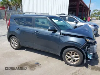 2020 Kia Soul S with VIN KNDJ23AU8L7073811, listed as a IAAI auction lot 39234877 with 42,594 mi miles. Bid and sale history available at carsss.com. Image 1.