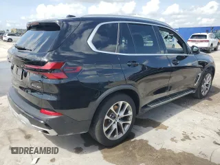 2024 BMW X5 xDrive40i z VIN 5UX23EU01R9T44676, wystawiony jako Copart lot #57216555 z przebiegiem Nie podano mil oraz Tytuł czysty. Historia ofert i sprzedaży dostępna na DreamBid. Obrazek 3.