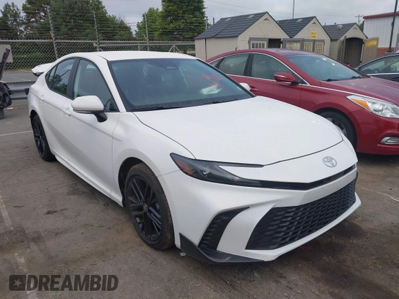 2025 Toyota Camry LE z VIN 4T1DAACK7SU152544, wystawiony jako IAAI lot #42489001 z przebiegiem 1 308 mil mil oraz . Historia ofert i sprzedaży dostępna na DreamBid. Obrazek 1.