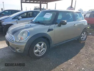 2010 MINI Hardtop z VIN WMWMF3C56ATZ65113, wystawiony jako IAAI lot #40968121 z przebiegiem 124 066 mil mil oraz . Historia ofert i sprzedaży dostępna na DreamBid. Obrazek 17.