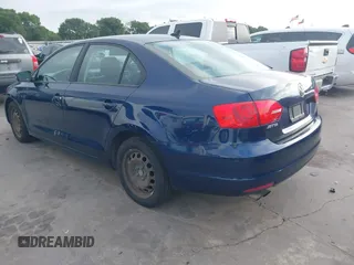 2014 Volkswagen Jetta SE z VIN 3VWD17AJ5EM369548, wystawiony jako IAAI lot #42588501 z przebiegiem 115 062 mil mil oraz . Historia ofert i sprzedaży dostępna na DreamBid. Obrazek 3.