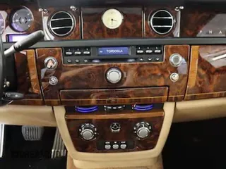 2007 Rolls-Royce Phantom z VIN SCA1S68547UX08408, wystawiony jako Copart lot #87547135 z przebiegiem 27 780 mil mil oraz Tytuł czysty. Historia ofert i sprzedaży dostępna na DreamBid. Obrazek 10.