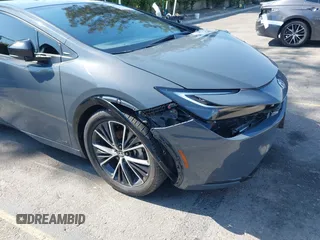 2023 Toyota Prius LE z VIN JTDADABU6P3001399, wystawiony jako IAAI lot #42137395 z przebiegiem 37 716 mil mil oraz . Historia ofert i sprzedaży dostępna na DreamBid. Obrazek 17.