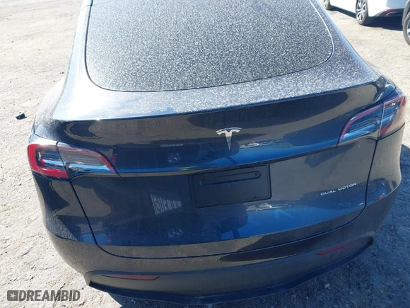 2024 Tesla Model Y Long Range with VIN 7SAYGDEE8RA305853, listed as a IAAI auction lot 41762855 with 5,911 mi miles. Bid and sale history available at carsss.com. Image 17.