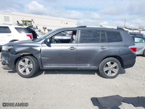 2013 Toyota Highlander Limited with VIN 5TDYK3EH3DS134775, listed as a IAAI auction lot 41785006 with 91,891 mi miles. Bid and sale history available at carsss.com. Image 14.