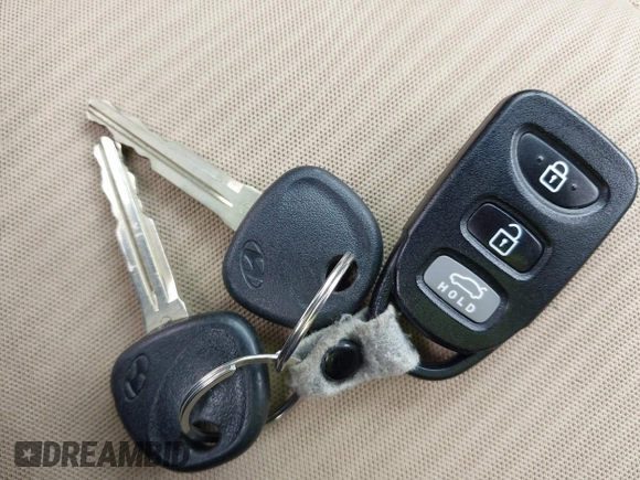 2013 Hyundai Elantra GLS z VIN 5NPDH4AE4DH424348, wystawiony jako IAAI lot #42472170 z przebiegiem 116 574 mil mil oraz . Historia ofert i sprzedaży dostępna na DreamBid. Obrazek 11.