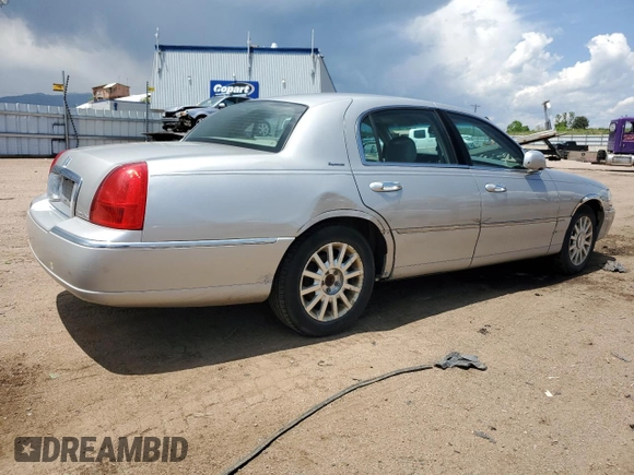 2006 Lincoln Town Car Signature z VIN 1LNHM81W86Y651116, wystawiony jako Copart lot #57908765 z przebiegiem 170 692 mil mil oraz Tytuł czysty. Historia ofert i sprzedaży dostępna na DreamBid. Obrazek 3.