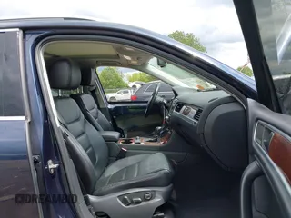 2011 Volkswagen Touareg Sport z VIN WVGFF9BP0BD002958, wystawiony jako IAAI lot #42281009 z przebiegiem 147 801 mil mil oraz . Historia ofert i sprzedaży dostępna na DreamBid. Obrazek 5.