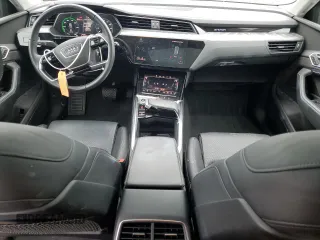 2021 Audi e-tron Prestige z VIN WA1VAAGE2MB004310, wystawiony jako Copart lot #60638165 z przebiegiem 34 576 mil mil oraz Szkoda całkowita • Salvage title. Historia ofert i sprzedaży dostępna na DreamBid. Obrazek 8.