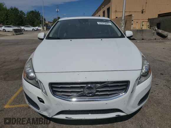 2013 Volvo S60 T5 Premier z VIN YV1612FS2D1218429, wystawiony jako Copart lot #57075845 z przebiegiem 82 846 mil mil oraz Czysty tytuł • Clean title. Historia ofert i sprzedaży dostępna na DreamBid. Obrazek 5.