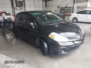 2012 Nissan Versa S z VIN 3N1BC1CP6CL369163, wystawiony jako IAAI lot #42375539 z przebiegiem 145 888 mil mil oraz . Historia ofert i sprzedaży dostępna na DreamBid. Obrazek 1.
