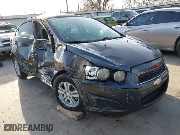2015 Chevrolet Sonic LT z VIN 1G1JC5SB1F4128426, wystawiony jako IAAI lot #41739238 z przebiegiem 121 717 mil mil oraz . Historia ofert i sprzedaży dostępna na DreamBid. Obrazek 1.
