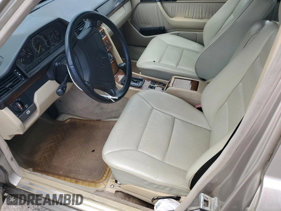 1992 Mercedes-Benz 300 with VIN WDBEA30E0NB570638, listed as a Copart auction lot 52357325 with 122,782 mi miles and Clean Title. Bid and sale history available at DreamBid. Image 7.