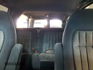 1994 GMC Suburban z VIN 1GKFK16K3RJ725171, wystawiony jako Copart lot #57914635 z przebiegiem 226 183 mil mil oraz Tytuł czysty. Historia ofert i sprzedaży dostępna na DreamBid. Obrazek 10.