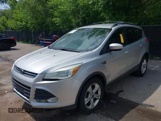 2013 Ford Escape SE z VIN 1FMCU0GXXDUC92917, wystawiony jako IAAI lot #42458117 z przebiegiem 136 006 mil mil oraz . Historia ofert i sprzedaży dostępna na DreamBid. Obrazek 2.