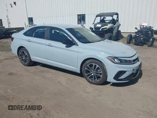 2025 Volkswagen Jetta Sport z VIN 3VWBX7BU8SM059193, wystawiony jako IAAI lot #42173140 z przebiegiem 2 085 mil mil oraz . Historia ofert i sprzedaży dostępna na DreamBid. Obrazek 1.