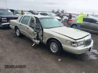 1997 Lincoln Town Car Signature z VIN 1LNLM82W8VY759792, wystawiony jako IAAI lot #41730026 z przebiegiem 60 198 mil mil oraz . Historia ofert i sprzedaży dostępna na DreamBid. Obrazek 1.