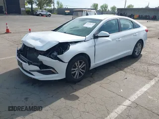 2017 Hyundai Sonata SE z VIN 5NPE24AF8HH575715, wystawiony jako IAAI lot #42030675 z przebiegiem 109 976 mil mil oraz . Historia ofert i sprzedaży dostępna na DreamBid. Obrazek 2.