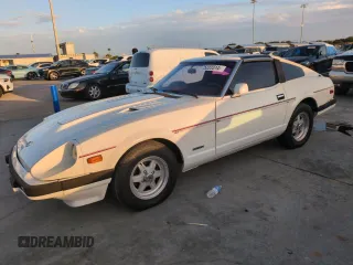 1983 Datsun 280ZX z VIN JN1HZ04S2DX564639, wystawiony jako Copart lot #75222314 z przebiegiem 75 925 mil mil oraz Szkody całkowita. Historia ofert i sprzedaży dostępna na DreamBid. Obrazek 1.