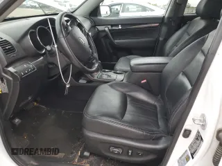 2013 Kia Sorento EX z VIN 5XYKUDA24DG411065, wystawiony jako Copart lot #55060245 z przebiegiem 171 799 mil mil oraz Czysty tytuł • Clean title. Historia ofert i sprzedaży dostępna na DreamBid. Obrazek 7.