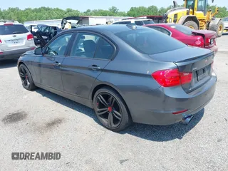 2013 BMW 3 Series 328i xDrive z VIN WBA3B5G54DNS00777, wystawiony jako IAAI lot #42433605 z przebiegiem 196 092 mil mil oraz . Historia ofert i sprzedaży dostępna na DreamBid. Obrazek 3.