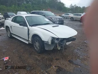 2001 Ford Mustang Standard z VIN 1FAFP40411F176981, wystawiony jako IAAI lot #42092707 z przebiegiem 151 944 mil mil oraz . Historia ofert i sprzedaży dostępna na DreamBid. Obrazek 1.