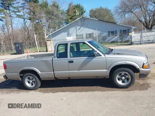 2003 Chevrolet S-10 with VIN 1GCCS19H438100436, listed as a IAAI auction lot 41891848 with 117,907 mi miles and . Bid and sale history available at DreamBid. Image 13.