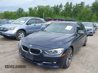2013 BMW 3 Series 335i xDrive z VIN WBA3B9C55DJ465826, wystawiony jako IAAI lot #42336817 z przebiegiem 81 344 mil mil oraz . Historia ofert i sprzedaży dostępna na DreamBid. Obrazek 2.
