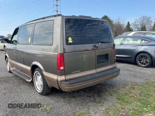 2000 Chevrolet Astro z VIN 1GNDM19W2YB102264, wystawiony jako Copart lot #54593295 z przebiegiem 244 323 mil mil oraz Tytuł czysty. Historia ofert i sprzedaży dostępna na DreamBid. Obrazek 3.