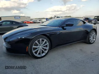 2021 Aston Martin DB11 V8 z VIN SCFRMFAW6MGL10668, wystawiony jako Copart lot #82569884 z przebiegiem 13 784 mil mil oraz Szkody całkowita. Historia ofert i sprzedaży dostępna na DreamBid. Obrazek 1.